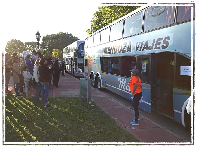 Pasajeros abordando el micro de Ómnibus de Turismo